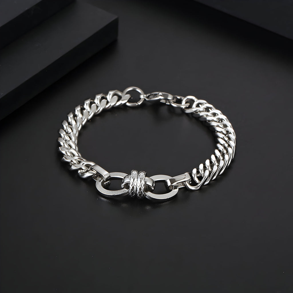 Bracelet homme en titane argenté maille spiga avec noeud central élégant sur fond noir.