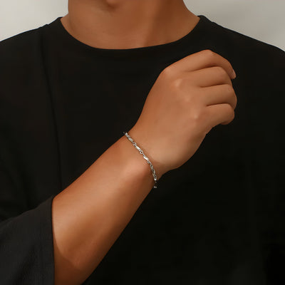Bracelet homme en titane argenté à maille torsadée fine, style minimaliste et élégant.