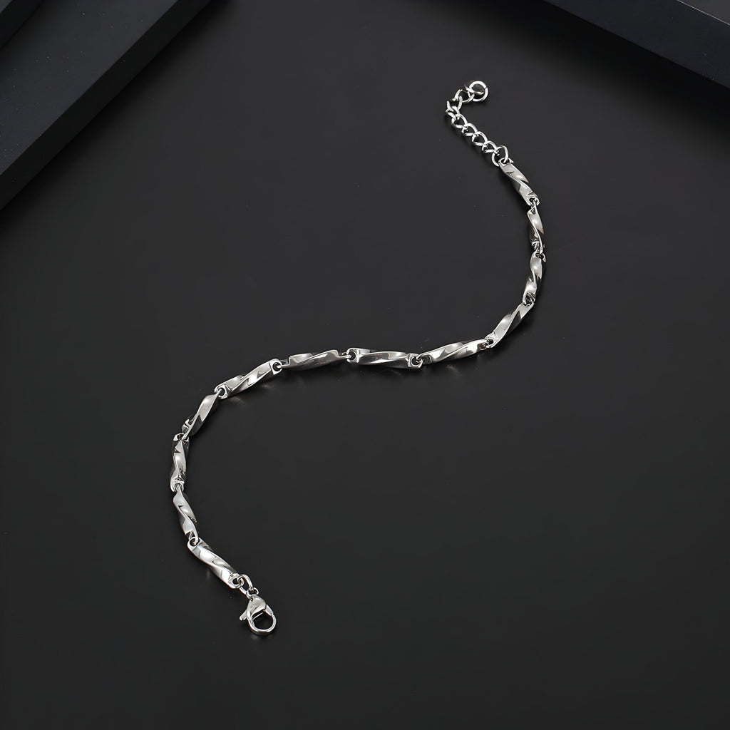 Bracelet homme en titane argenté, maille torsadée fine avec fermoir mousqueton, style moderne.