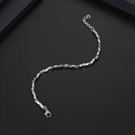 Bracelet homme en titane argenté, maille torsadée fine avec fermoir mousqueton, style moderne.