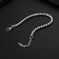 Bracelet en titane argenté maille vénitienne avec fermoir mousqueton et chaînette d’extension.