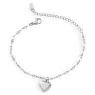 Bracelet en titane argenté avec petit pendentif cœur lisse et chaîne fine élégante.