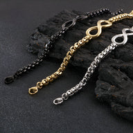 Trois bracelets en titane avec motif infini, en noir, or et argent, style chaîne élégante.