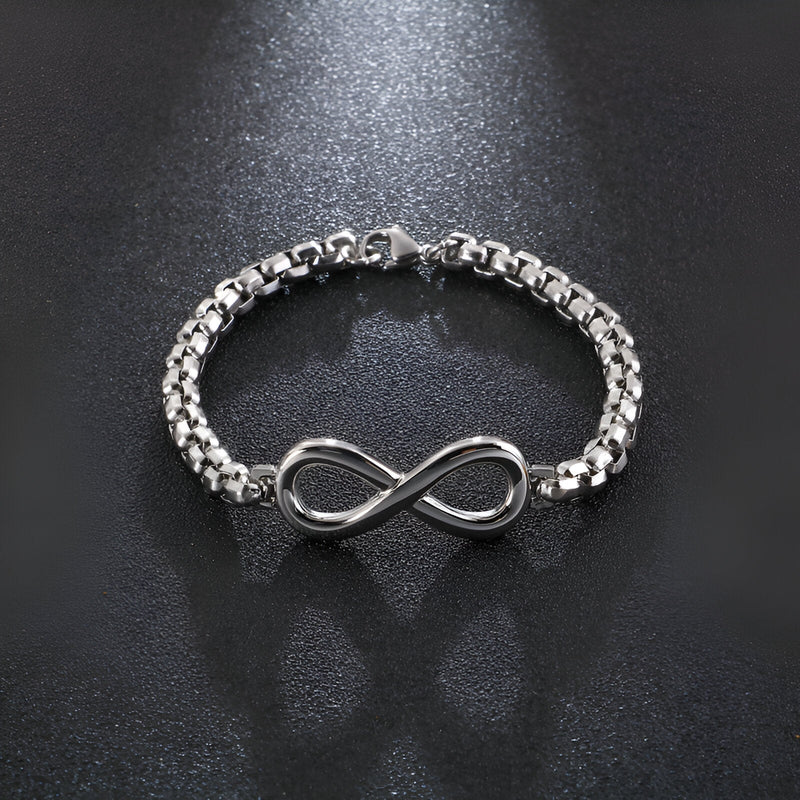 Bracelet en titane argenté avec motif infini au centre et chaine maille épaisse brillante.
