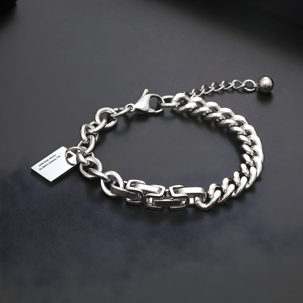 Bracelet en titane argenté pour homme avec maillons plats, plaque gravée et chaîne ajustable.