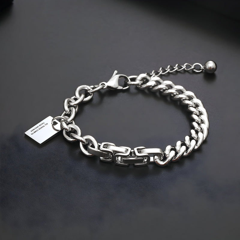 Bracelet en titane argenté pour homme avec maillons plats, plaque gravée et chaîne ajustable.