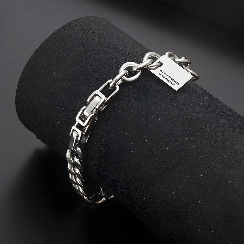 Bracelet en titane argenté avec maillons rectangulaires et plaque gravée pour homme, modèle Toby, 19 cm.