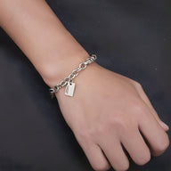 Bracelet homme chaîne en titane argenté avec plaque gravée, style moderne et épuré.