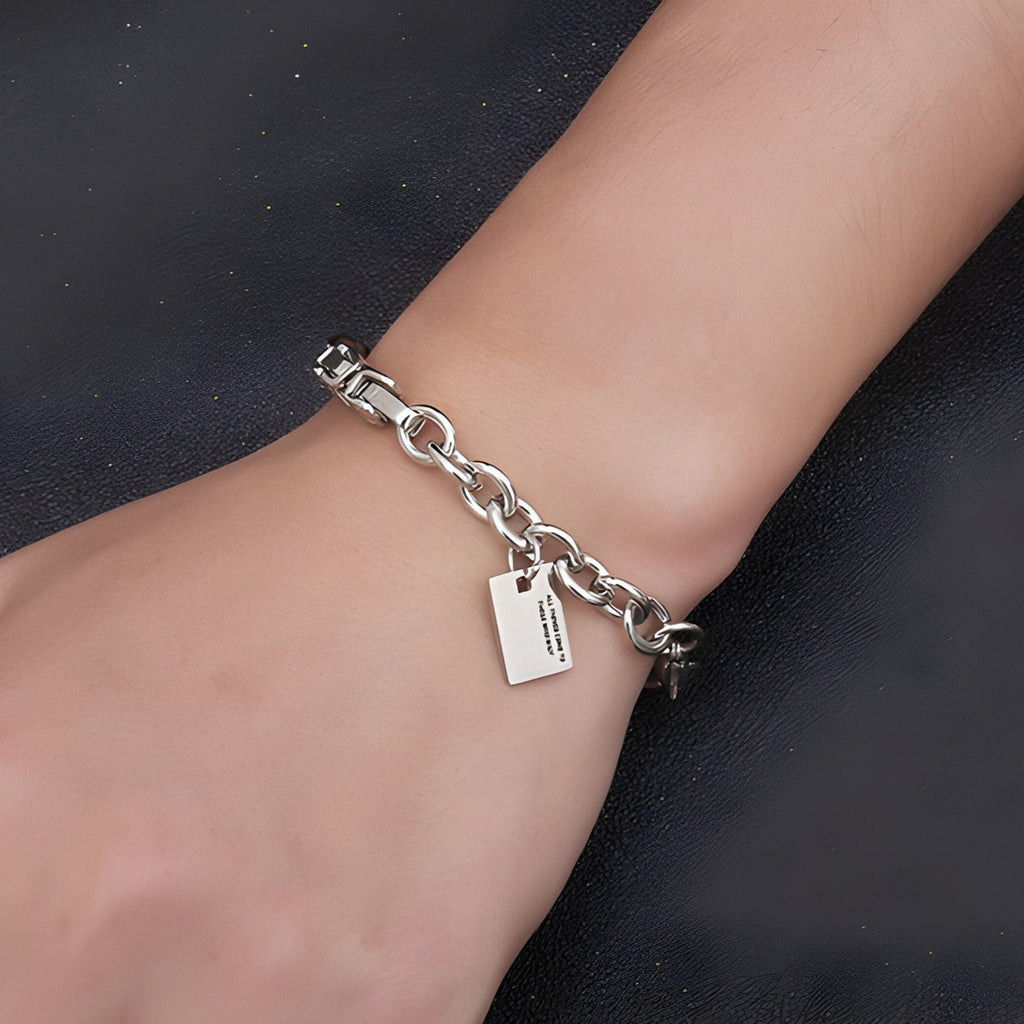 Bracelet en titane argenté avec chaîne maillons ronds et plaque gravée pour homme.