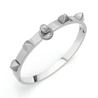 Bracelet rigide en titane argenté avec détails à piques géométriques modèle Louise.