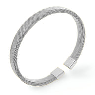 Bracelet rigide en titane argenté, finition tressée fine, fermoir carré lisse.