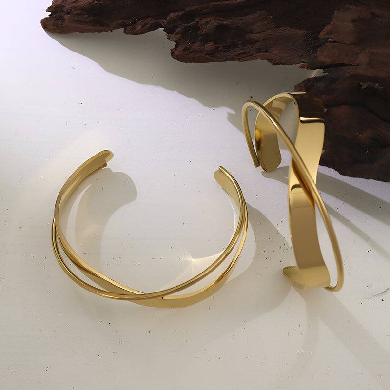 Bracelet jonc ouvert en titane plaqué or 18 carats avec design torsadé élégant, modèle Elmira.