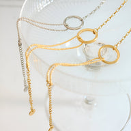 Lot de trois bracelets fins en titane plaqué or 18 carats et argent avec anneaux ronds élégants.