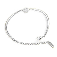 Bracelet en titane argenté avec chaîne fine et médaillon géométrique rond au fermoir mousqueton.