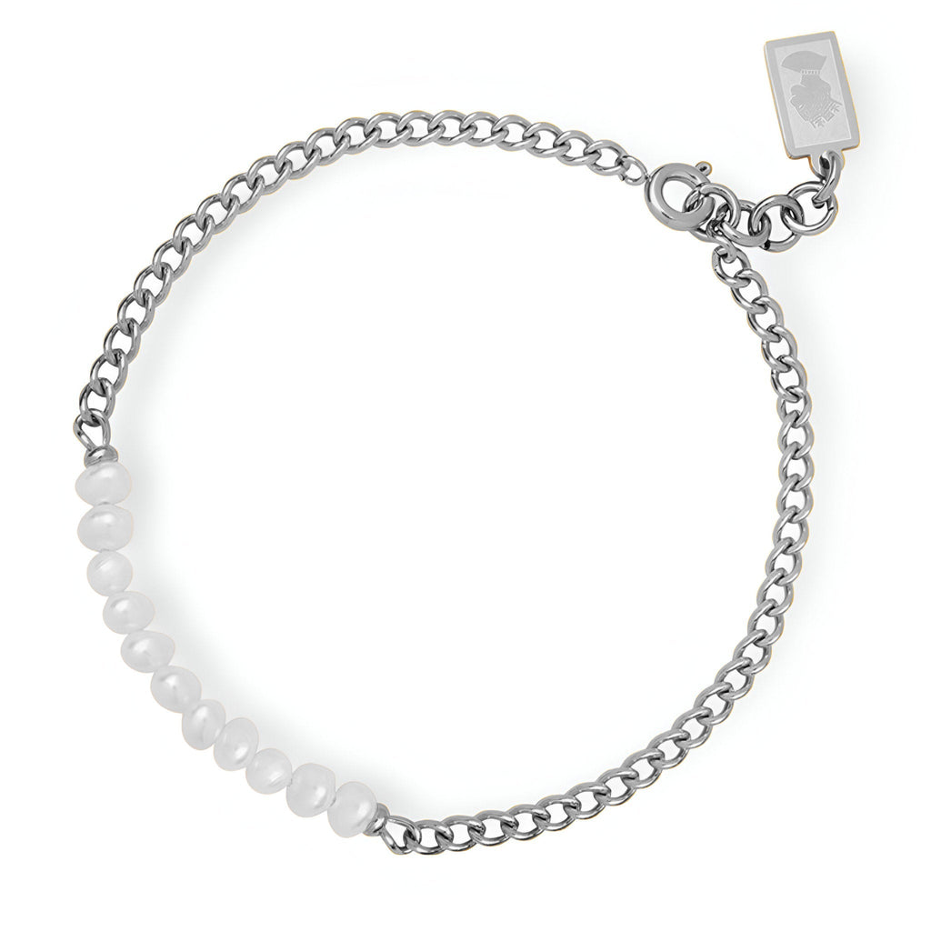 Bracelet chaîne en titane argenté avec rangée de perles naturelles blanches et fermoir à mousqueton.