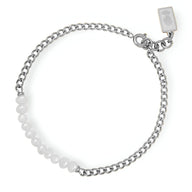 Bracelet chaîne en titane argenté avec rangée de perles naturelles blanches et fermoir à mousqueton.