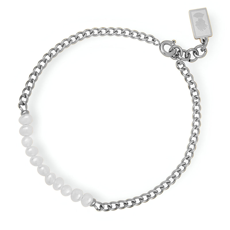 Bracelet chaîne en titane argenté avec rangée de perles naturelles blanches et fermoir à mousqueton.