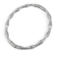 Bracelet en titane effet bambou argenté, finition lisse et segments incurvés.