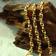 Bracelet en titane plaqué or 18 carats avec étoiles creuses, design Salomé, finition brillante.