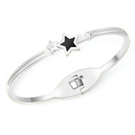 Bracelet jonc en titane plaqué argent avec étoile noire et petite étoile argentée détaillée.