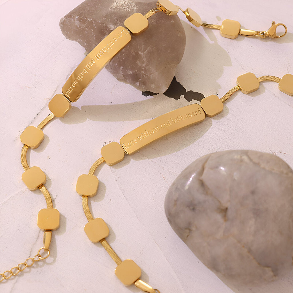 Bracelet en titane plaqué or 18 carats avec maillons carrés et plaque gravée "Love without end had no end".