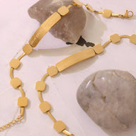 Bracelet en titane plaqué or 18 carats avec maillons carrés et plaque gravée "Love without end had no end".