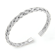 Bracelet ouvert en titane argenté avec maille spiga tressée fine et finition polie.