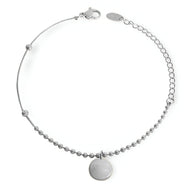 Bracelet argenté à billes fines avec médaillon rond lisse et chaîne réglable.