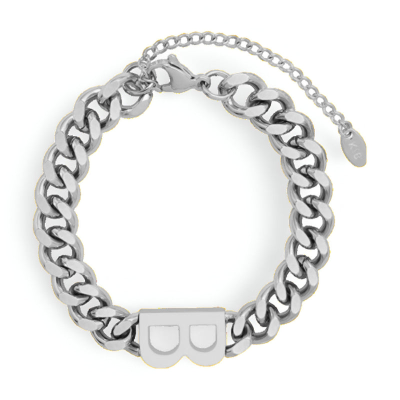 Bracelet chaîne épaisse en titane argenté avec pendentif lettre B plaqué or.
