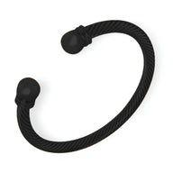 Bracelet jonc ouvert noir en titane torsadé avec embouts ronds noirs mats.