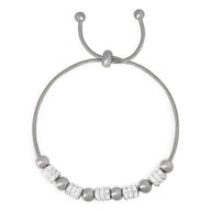 Bracelet ajustable en titane argenté avec perles argentées et pierres de cristal blanches étincelantes.