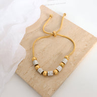 Bracelet en titane plaqué or avec perles dorées et pierres de cristal brillantes, modèle Nancy.