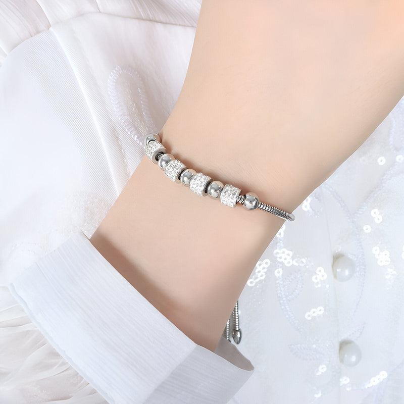 Bracelet fin en titane plaqué argent avec perles argentées et pierres de cristal scintillantes.