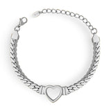 Bracelet en titane argenté avec maille plate et motif cœur au centre, fermoir mousqueton ajustable.
