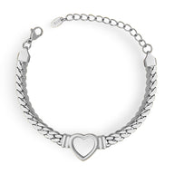 Bracelet en titane argenté avec maille plate et motif cœur au centre, fermoir mousqueton ajustable.