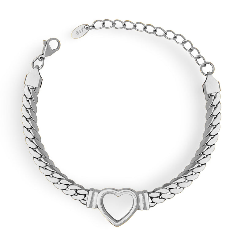 Bracelet en titane argenté avec maille plate et motif cœur au centre, fermoir mousqueton ajustable.