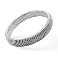 Bracelet jonc flexible en titane plaqué argent, design lisse et moderne.