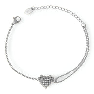 Bracelet fin en titane argenté avec motif cœur perlé central et chaîne double délicate.