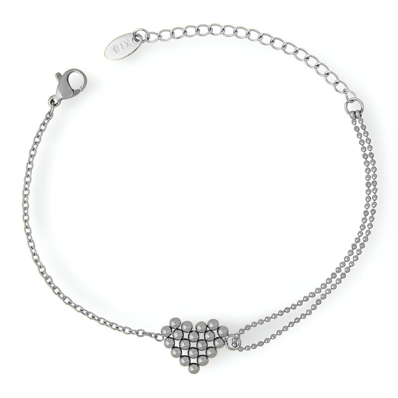 Bracelet fin en titane argenté avec motif cœur perlé central et chaîne double délicate.