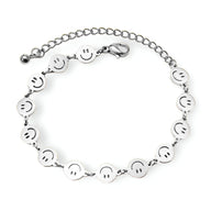 Bracelet femme argenté en titane plaqué avec motif smileys ronds et chaîne ajustable.