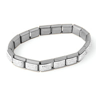 Bracelet rigide en titane argenté à maillons rectangulaires sertis de zircones blanches éclatantes.