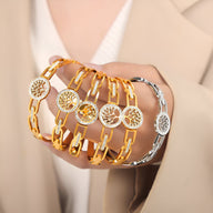 Bracelet femme en titane or et argent avec pendentifs arbre de vie sur maillons larges.