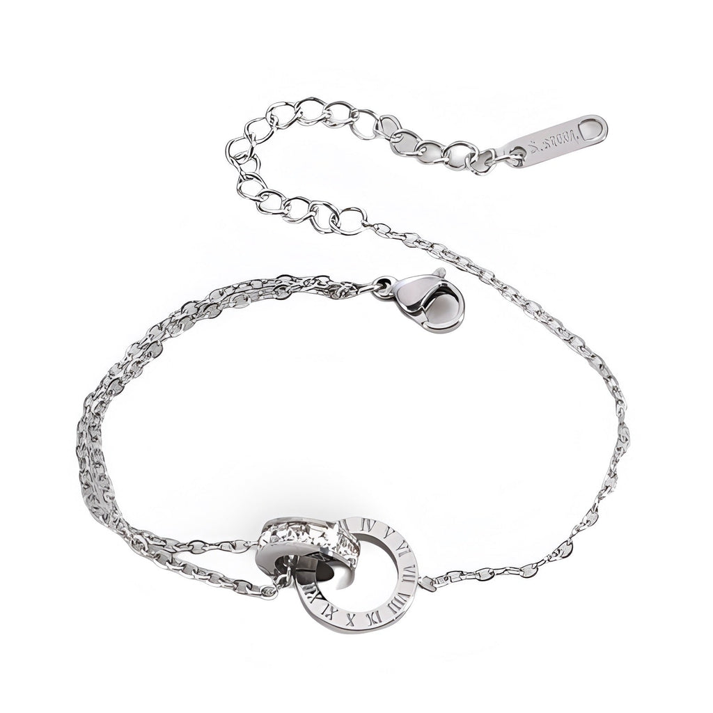 Bracelet en titane argenté pour femme avec duo de cercles entrelacés gravés de chiffres romains.
