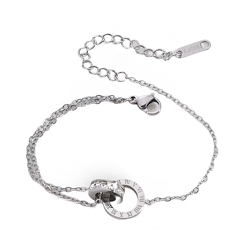 Bracelet en titane argenté pour femme avec duo de cercles entrelacés gravés de chiffres romains.