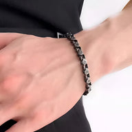Bracelet homme en titane gris avec design maillons anciens et finition mate.