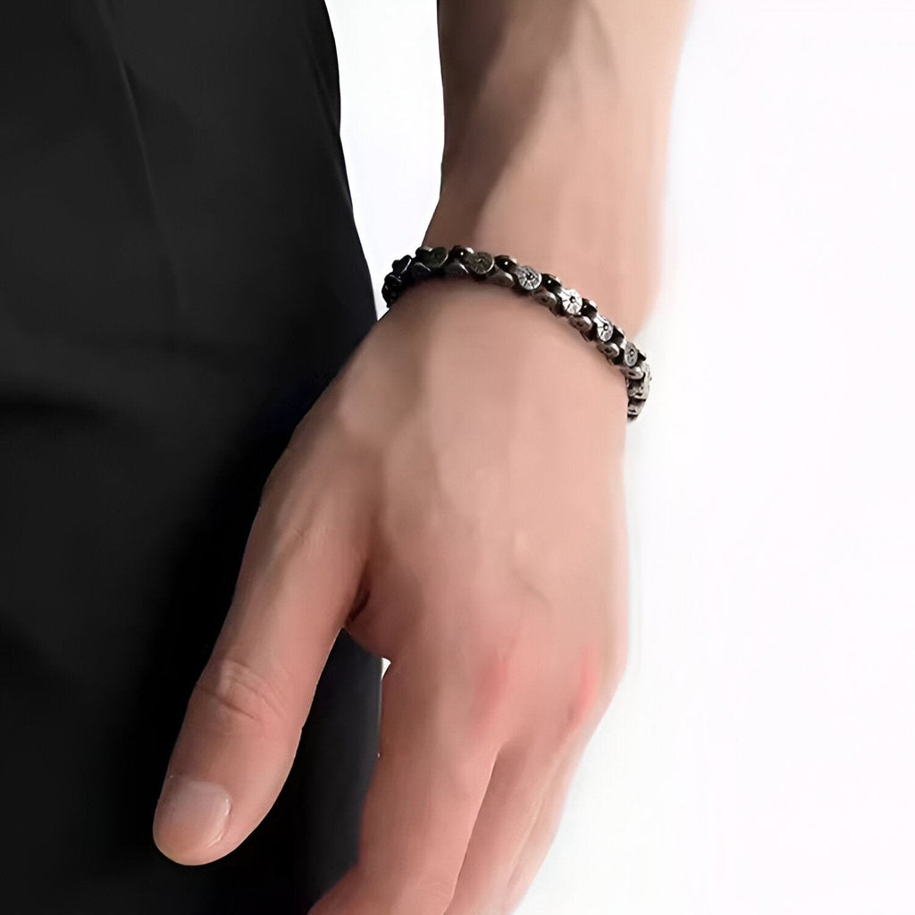Bracelet homme en titane gris avec maillons épais et aspect vieilli, style robuste et moderne.