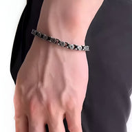 Bracelet masculin en titane gris à maillons carrés avec finition effet ancien, modèle Tegan.