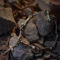 Bracelet homme en titane argenté style ossement avec croix chrétienne détaillée.