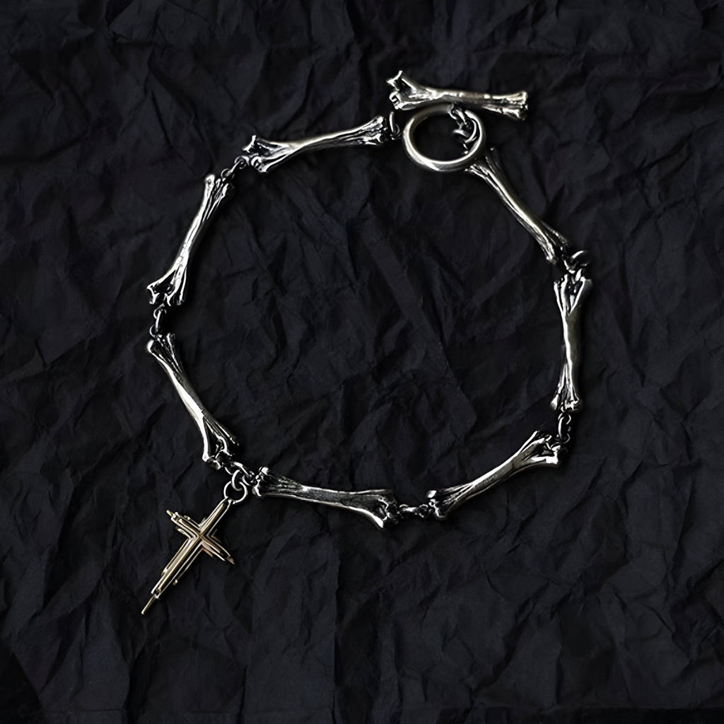 Bracelet en titane argenté style ossement avec pendentif croix chrétienne détaillé pour homme.
