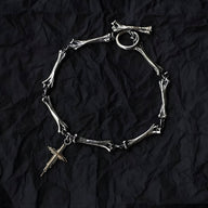 Bracelet en titane argenté style ossement avec pendentif croix chrétienne détaillé pour homme.
